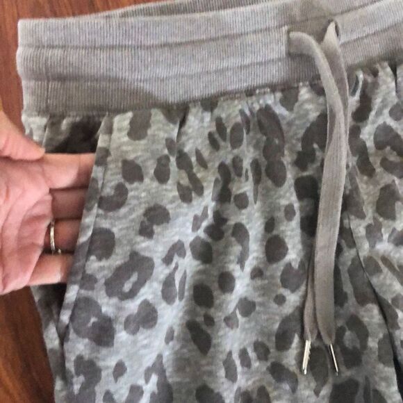 Old Navy Gray leopard soft joggers sweat pants size XS - Picture 3 of 4